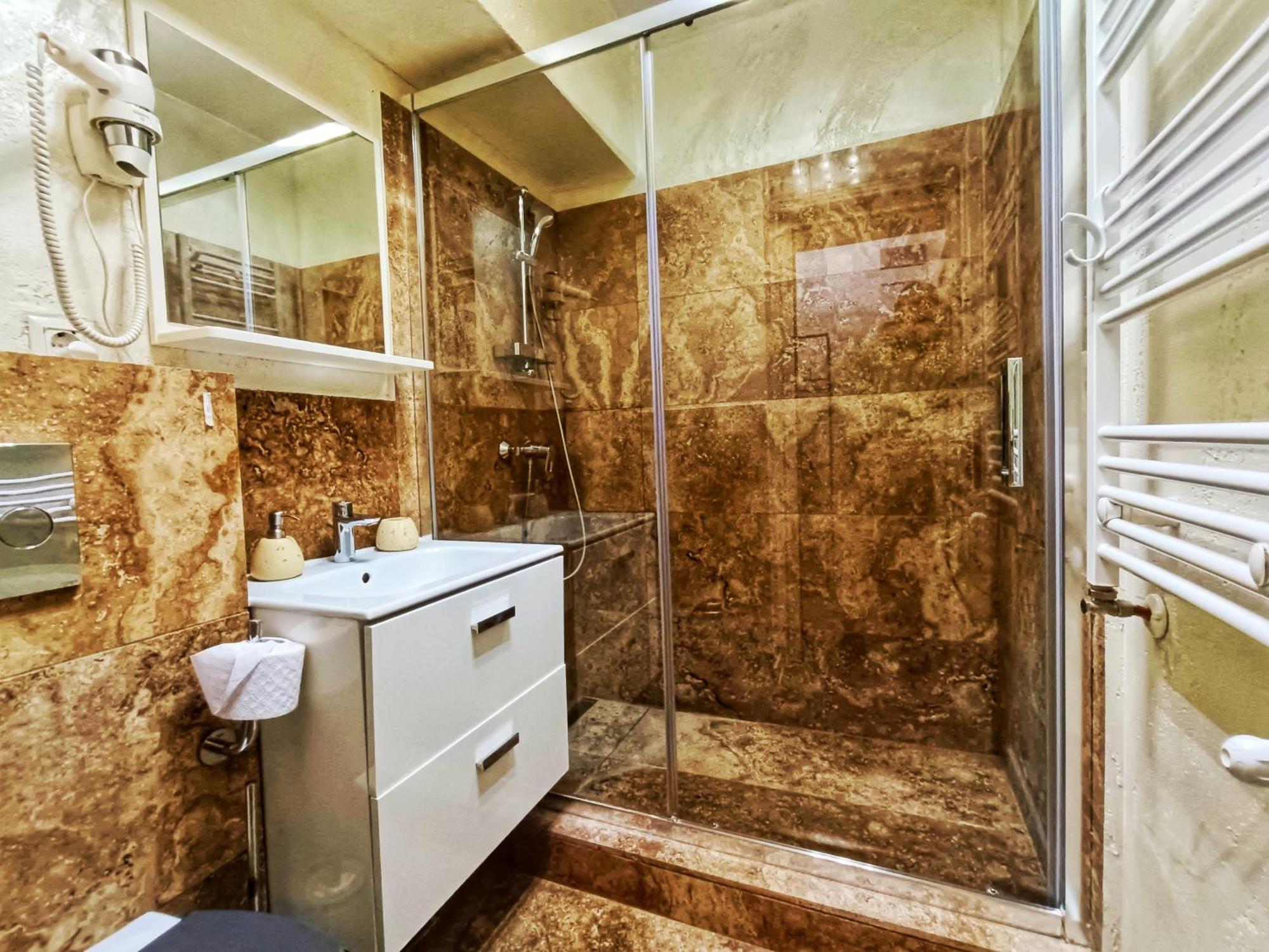 Airport High Class & Parking Apartment Iasi Bagian luar foto